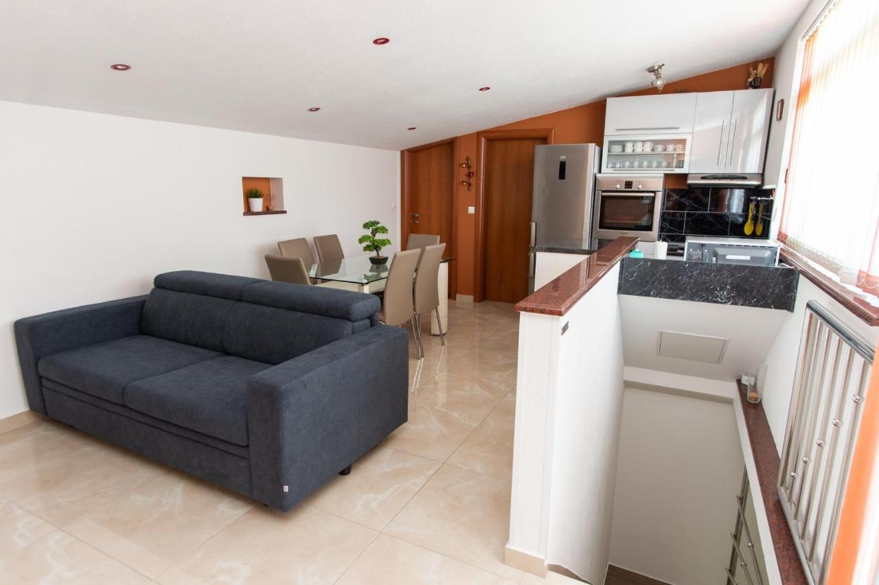 Apartments Villa Monique 罗戈兹尼察 外观 照片