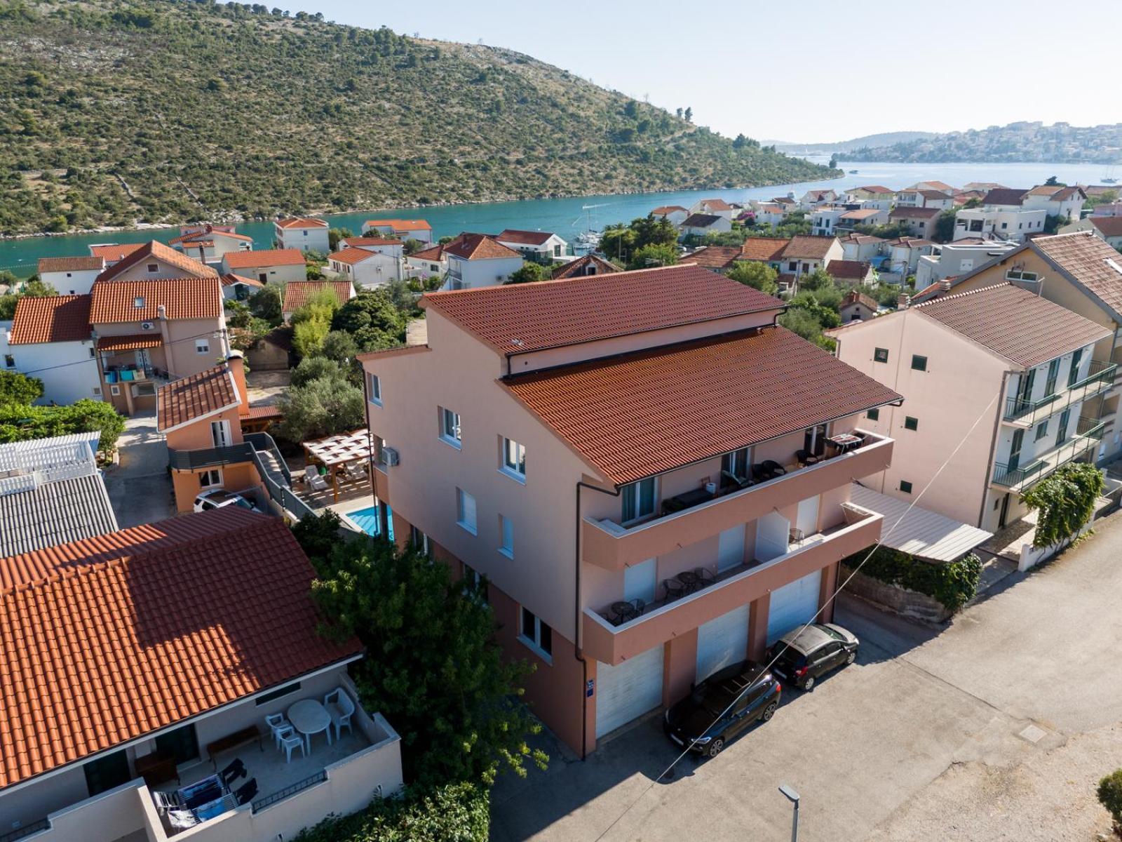 Apartments Villa Monique 罗戈兹尼察 外观 照片