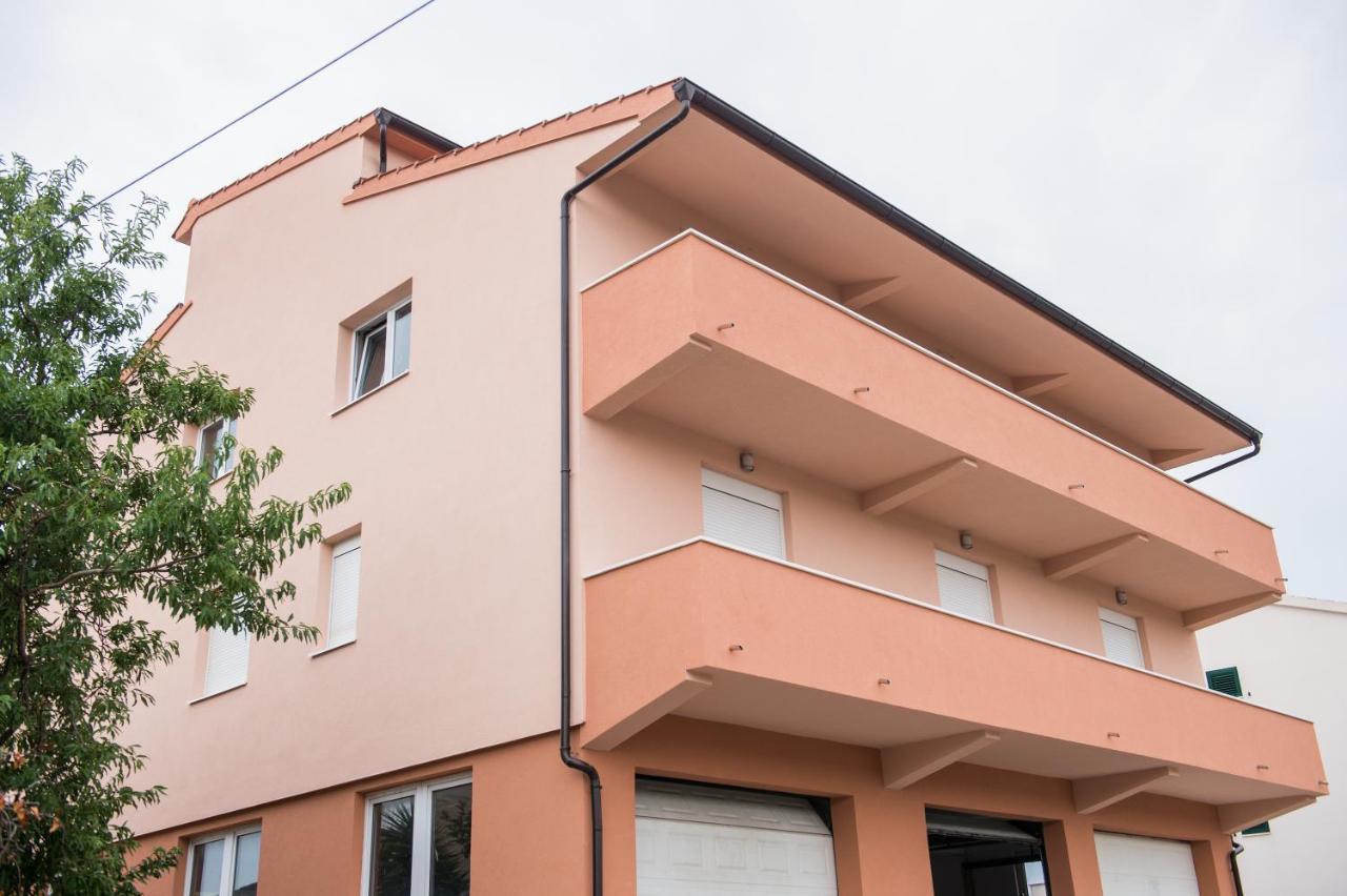 Apartments Villa Monique 罗戈兹尼察 外观 照片